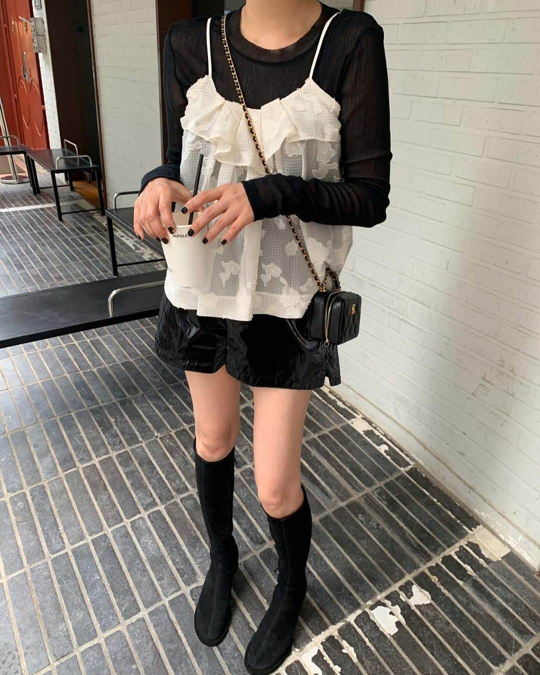 nanaさんのインスタグラム写真 - (nanaInstagram)「살랑스런 카미카미🖤  함께 매치한 화이트티셔츠는 “캐서린” 팬츠는 “오를레앙” 검정티는 “라일” 팬츠는”시드니” 랍니다.  모두 나흐나흐로 매치 해봤어요 다음 코디엔 다양하게 해볼께요🖤」8月21日 12時54分 - luv__ribbon