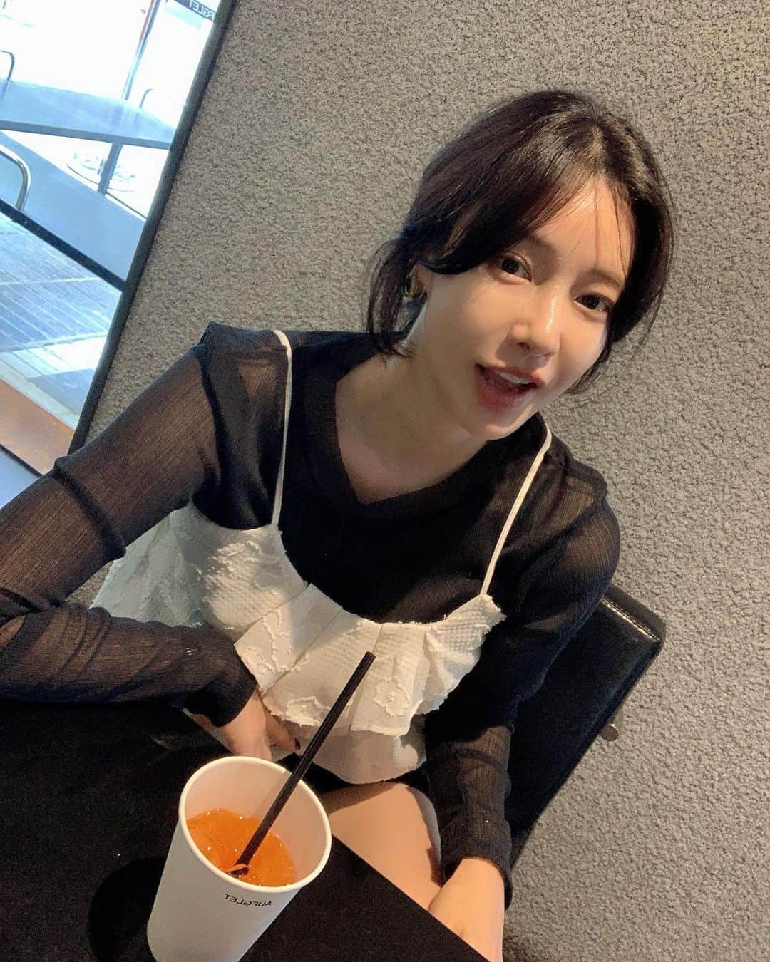 nanaさんのインスタグラム写真 - (nanaInstagram)「살랑스런 카미카미🖤  함께 매치한 화이트티셔츠는 “캐서린” 팬츠는 “오를레앙” 검정티는 “라일” 팬츠는”시드니” 랍니다.  모두 나흐나흐로 매치 해봤어요 다음 코디엔 다양하게 해볼께요🖤」8月21日 12時54分 - luv__ribbon