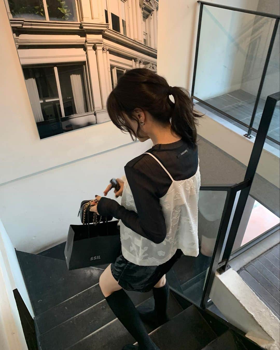 nanaさんのインスタグラム写真 - (nanaInstagram)「살랑스런 카미카미🖤  함께 매치한 화이트티셔츠는 “캐서린” 팬츠는 “오를레앙” 검정티는 “라일” 팬츠는”시드니” 랍니다.  모두 나흐나흐로 매치 해봤어요 다음 코디엔 다양하게 해볼께요🖤」8月21日 12時54分 - luv__ribbon