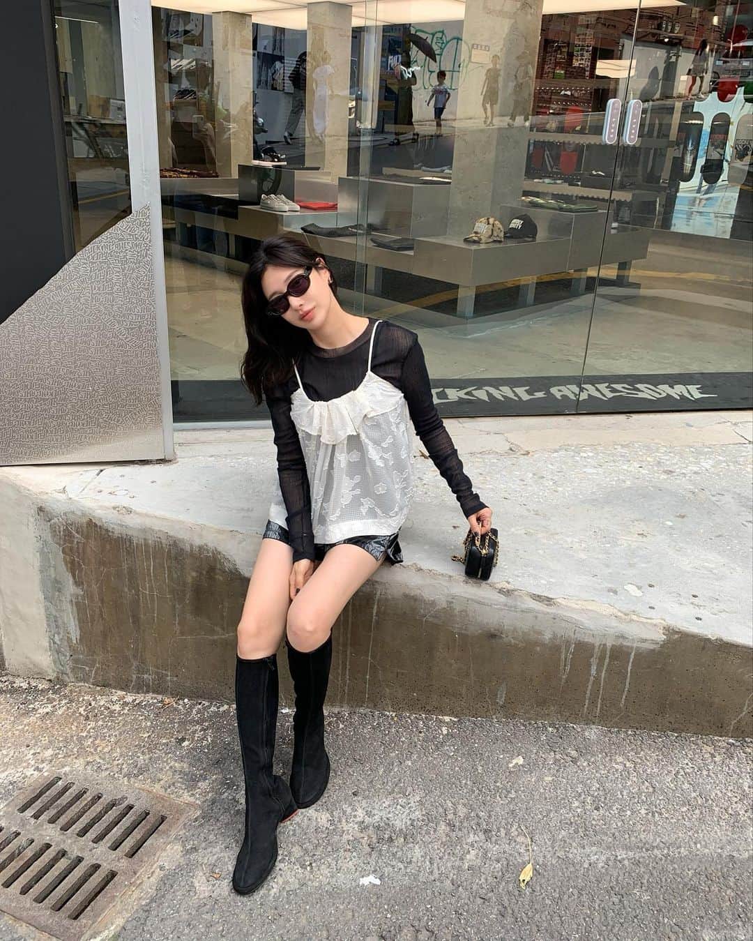 nanaさんのインスタグラム写真 - (nanaInstagram)「살랑스런 카미카미🖤  함께 매치한 화이트티셔츠는 “캐서린” 팬츠는 “오를레앙” 검정티는 “라일” 팬츠는”시드니” 랍니다.  모두 나흐나흐로 매치 해봤어요 다음 코디엔 다양하게 해볼께요🖤」8月21日 12時54分 - luv__ribbon