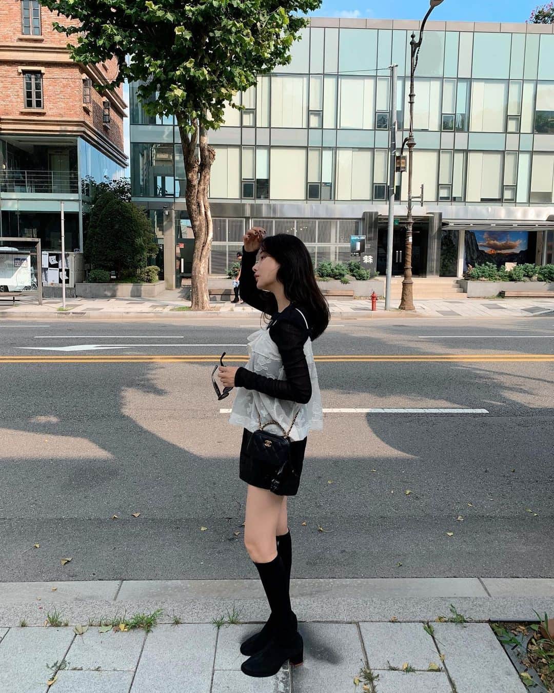 nanaさんのインスタグラム写真 - (nanaInstagram)「살랑스런 카미카미🖤  함께 매치한 화이트티셔츠는 “캐서린” 팬츠는 “오를레앙” 검정티는 “라일” 팬츠는”시드니” 랍니다.  모두 나흐나흐로 매치 해봤어요 다음 코디엔 다양하게 해볼께요🖤」8月21日 12時54分 - luv__ribbon