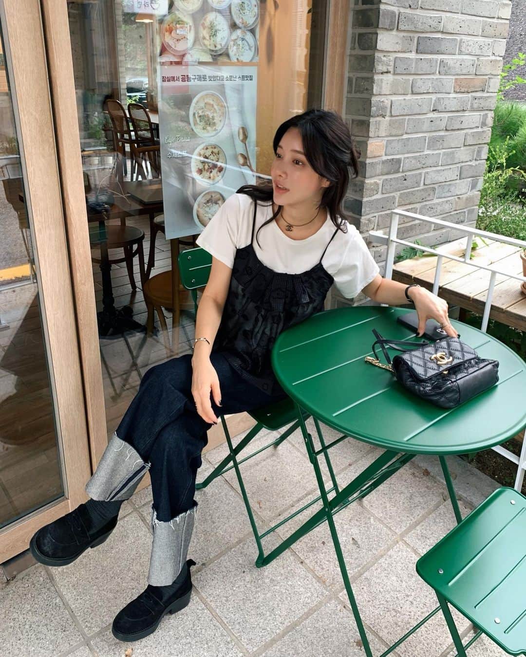 nanaのインスタグラム：「살랑스런 카미카미🖤  함께 매치한 화이트티셔츠는 “캐서린” 팬츠는 “오를레앙” 검정티는 “라일” 팬츠는”시드니” 랍니다.  모두 나흐나흐로 매치 해봤어요 다음 코디엔 다양하게 해볼께요🖤」