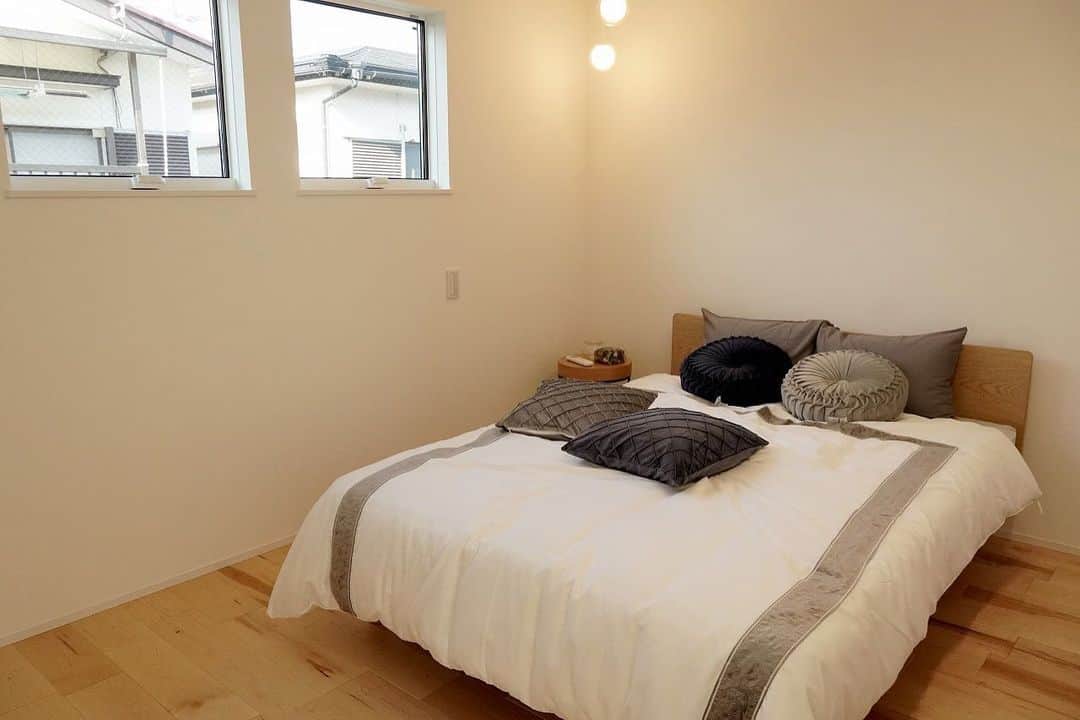 シティハウス産業株式会社のインスタグラム：「🛏️ 落ち着ける場所に仕上げた寝室は 風通しや日当たり、 プライバシー面までしっかり配慮◎ 1日の疲れを癒してぐっすり眠れそうですね⭐️ * * * ◆◆◆◆◆OPEN HOUSE◆◆◆◆◆◆ 🆕8/25(fri)-8/27(sun) ▶︎9:00～17:00 【予約制】 ▶︎七尾市万行町 ◆◆◆◆◆◆◆◆◆◆◆◆◆◆◆◆◆◆  お施主様のご厚意により 金曜日もご覧頂けるようになりました🙇‍♀️ 平日ご希望の方は是非この機会にどうぞ☺️  ☏0767-53-2133 もしくはDMよりご予約お待ちしております💌 * * ▼フォローしてお家作りの参考に🏡▼ ✤---------------------------- more photos :@cityhouse770 -----------------------------✤ * * #マイホーム #1階寝室 #ベッド  #ベッドルーム #リゾートホテル風   #寝室インテリア  #寝室   #シンプルノート #白い部屋   #インテリア #インテリア雑貨 #能登 #石川県」
