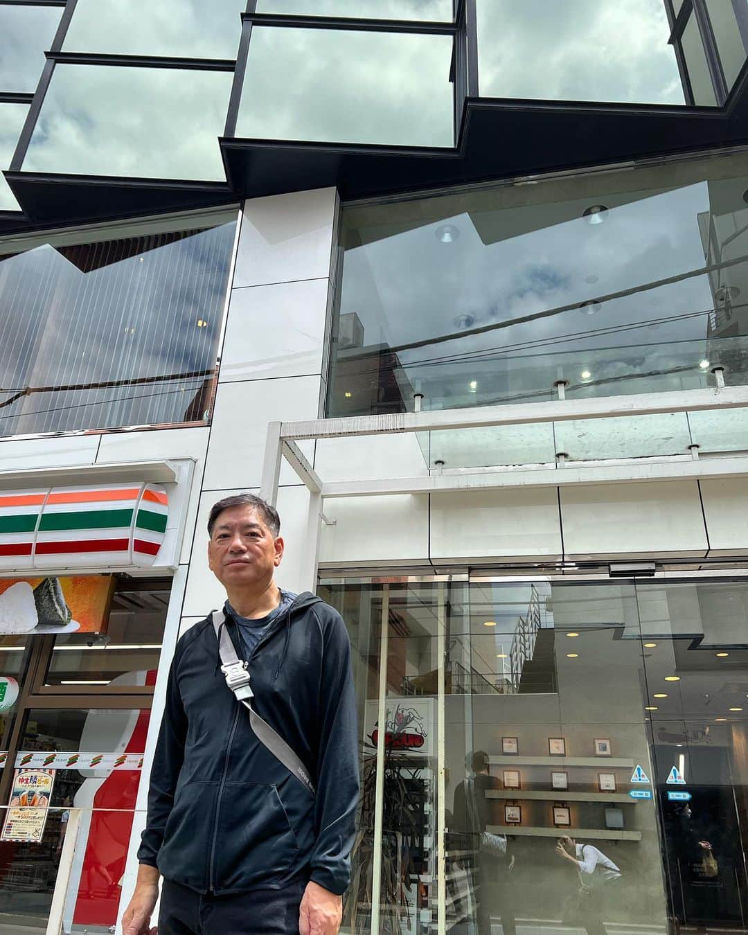吉田正樹のインスタグラム：「当社は引っ越しします。 8月28日より原宿の新事務所で営業開始です。 懐かしいWESビル表参道の前で。」