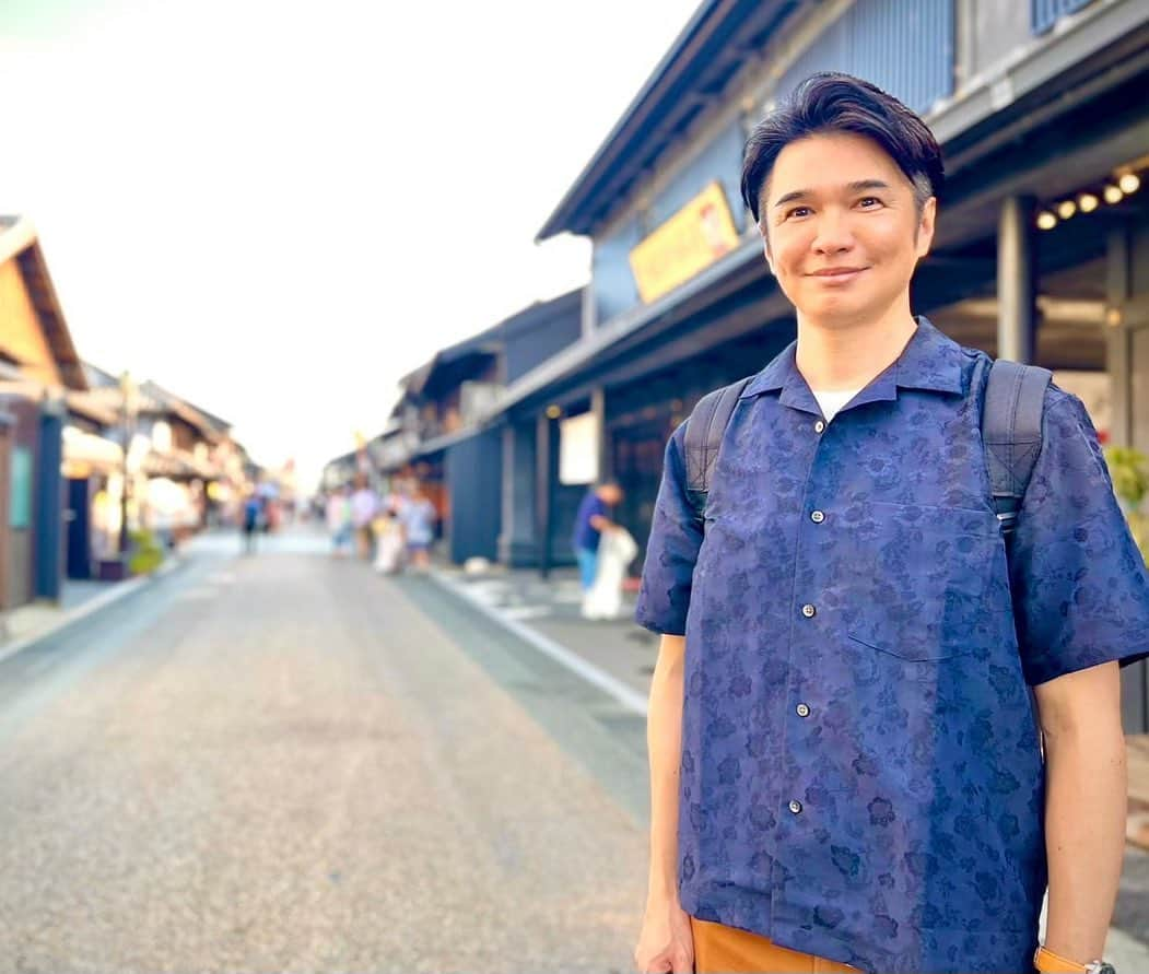 吉崎仁康のインスタグラム：「この夏の旅は、愛知県へ。現在の大河ドラマの舞台にもなっている犬山城に参りましたが、最上階から木曽川や濃尾平野の素晴らしい眺めを堪能しました。城下町の街並みも素敵でしたね。高校時代からの友人たちと名古屋飯も頂き、また夏のいい思い出に♪  #犬山城 #犬山城下町  #本町茶寮  #炙り田楽定食  #ひつまぶし #あつた蓬莱軒  #味仙  #アナウンサー #吉崎仁康 #日本百名城  #28年来の友人たちと♪」