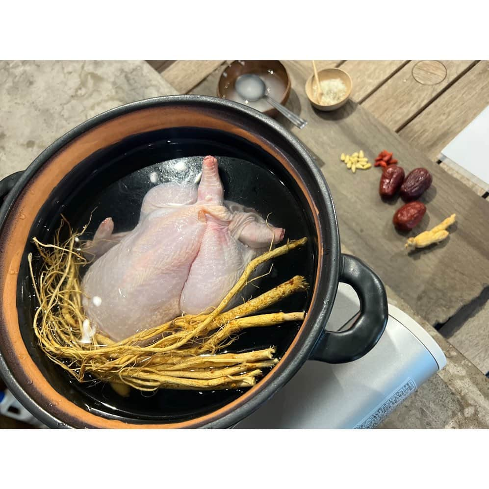 秋本祐希のインスタグラム：「参鶏湯♡ 私の大好物のひとつ 参鶏湯✨ 昨日はいつも楽しいワークショップを開催してくれる @tsudoi__ にて @motokowaki 先生の参鶏湯教室でした☺︎ 漢方のお話もとても分かりやすく たくさんメモをとり インプット後は 美味しい参鶏湯をいただきました😋 優しいお味だけど しっかりとコクがあって 美味♡ 添加物なしで自宅で参鶏湯を簡単に作れる キットも購入☺︎ 丸鶏でなく骨付きの切り身でも 本格的なお味になるそう✨ 健康で美味しく食せることの大切さ。 身体を労わらないとね☺︎ 直火にかけれる 保温効果抜群の @seri_ceramics の器にも 興味津々なので 近々お買い物したい👍 実のある楽しい時間をありがとうございました☺︎ #tsudoi #参鶏湯研究所 #参鶏湯 #韓国料理 #ワークショップ」