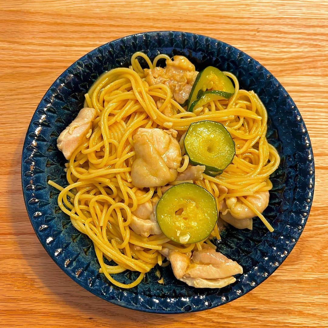 竹井亮介のインスタグラム：「2023年8月21日。 娘たちとのお昼ごはん。 鶏とズッキーニのカレー風味ワンパンパスタ。 #とっつぁん料理」