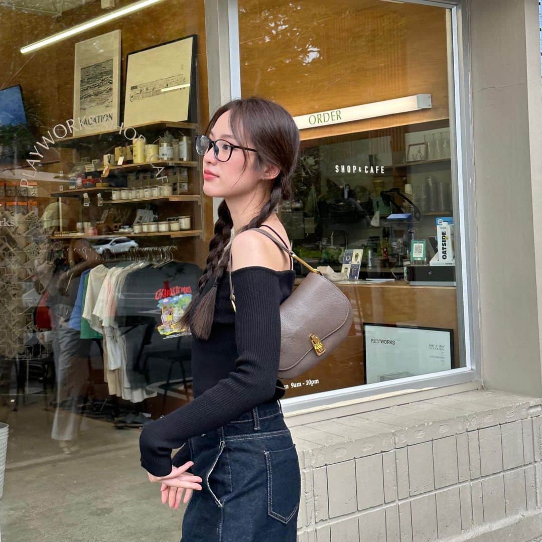 のインスタグラム：「Match ลุคใหม่กับกระเป๋ารุ่น magie คอลเลคชั่นใหม่จาก @CoccinelleThailand  ปล่อยแล้ว น่ารักมาก!!! #CoccinelleFW23 #CoccinelleThailand 👧🏻👧🏻」