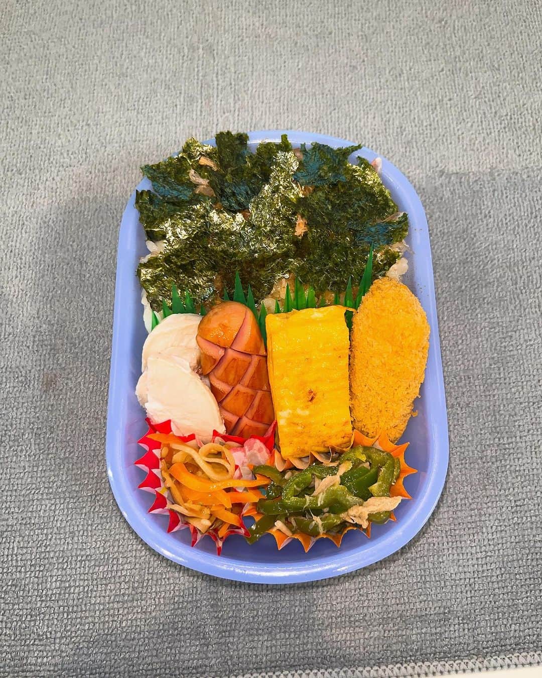 安田和博のインスタグラム：「本日は、長女の学童弁当。のり弁と大好きなピーマンが入っているので大丈夫だとおもうが果たして？ #子ども弁当 #弁当記録 #学童弁当 #お弁当の詰め方」