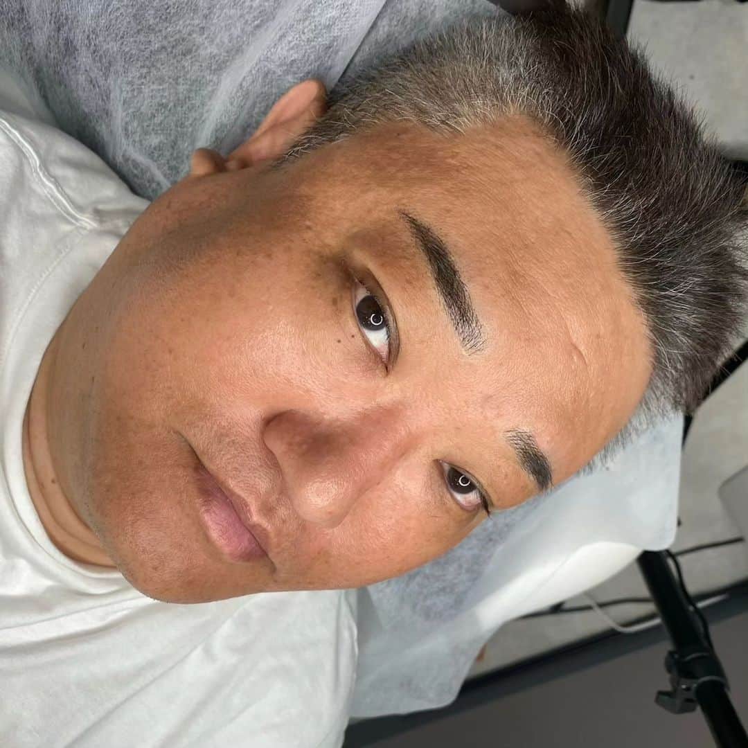烏川耕一さんのインスタグラム写真 - (烏川耕一Instagram)「２回目の眉のARTMAKE行ってきたよ！少し薄くなってきてたのが復活！  いい感じでしょ！ かなり気に入ってます！  ホント眉尻なかったのがいい感じになってます😍  THE ARTMAKE TOKYO大阪院の谷田さん流石です👍  興味ある方、女子だけじゃなしに男子の方も是非やってみて‼️  谷田さん人気なので予約必須ですよ！ ご予約は谷田さんのDMもしくは、プロフィール欄にあるリンクからできますよ！  #烏川耕一　#よしもと新喜劇　#ひょっとこ　#眉毛　#ARTMAKE　#THEARTMAKETOKYO大阪院　#@tanida_artmake」8月21日 13時25分 - kouichiukawa