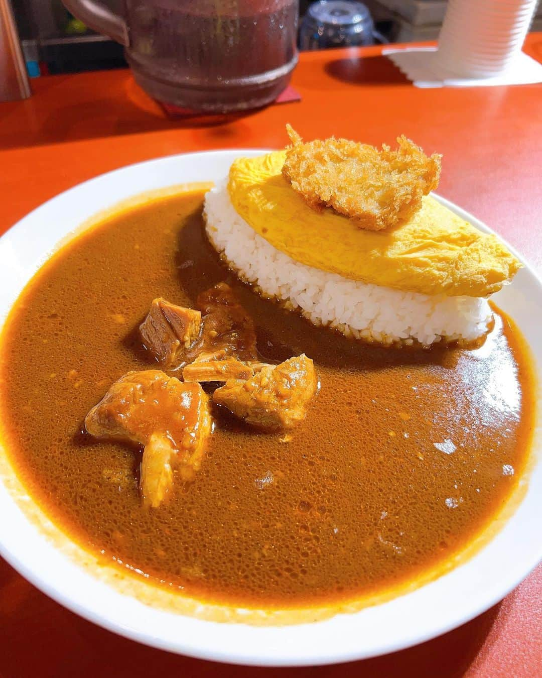 雪音まりな（まーりん）のインスタグラム：「.  @curry_nibantei さんのふわとろオムレツカツカレー🍛 スパイスの効いた本格カレーにふわっふわのオムレツ、おまけにカツまで載った贅沢カレー🤤 美味しすぎて‼️本当にびっくりしました。 カレーが辛すぎないのも個人的には嬉しいです✨ トッピングも結構な種類から選べます🥰写真的にも映えますね！ お昼時には満席の人気店💮 今度はぜひ他のメニューも食べて見たいです💪 . .  PR @curry_nibantei #本郷三丁目グルメ #御茶ノ水グルメ #東京カレー部 #東京カレー #弐番亭 #御茶ノ水ランチ #カレーの弐番亭 #本郷三丁目カレー」