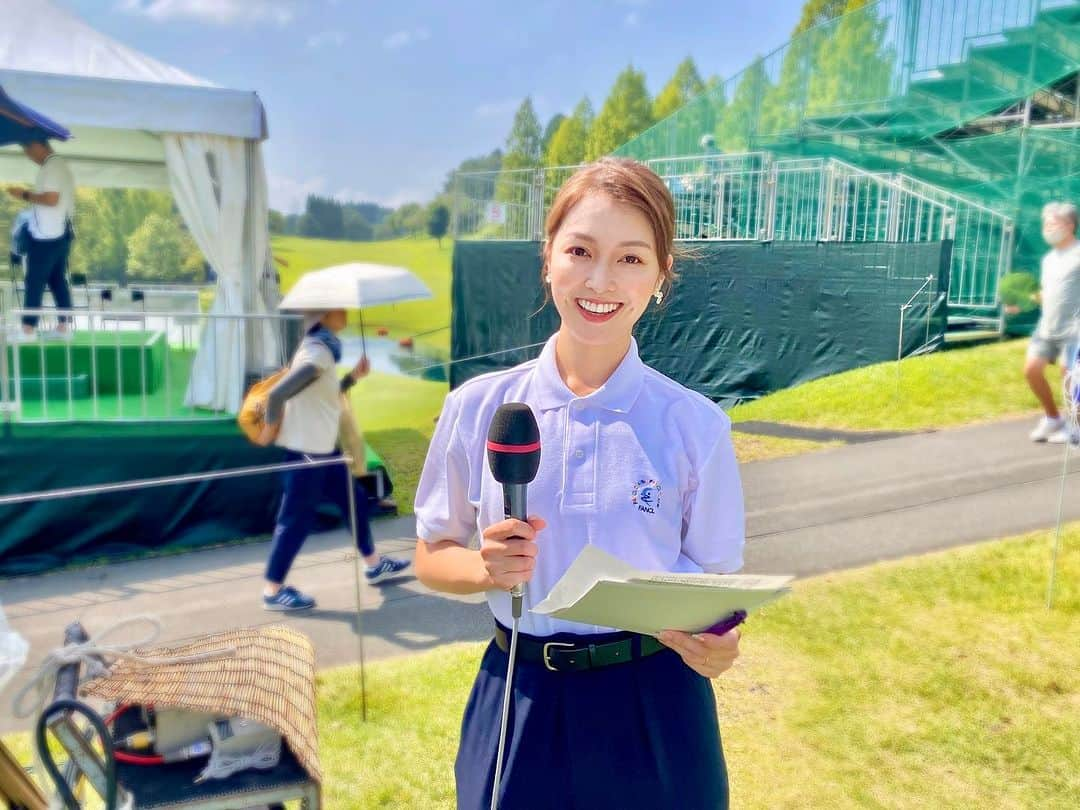 福田典子のインスタグラム：「ゴルフ中継⛳️ 声をかけてくださった方々、ありがとうございました！ ㅤㅤㅤㅤㅤㅤㅤㅤㅤㅤㅤㅤㅤ 私にとっては初めての、雷で90分のプレー中断⚡️ プレー再開が決まったあとの選手のみなさんの様子をリポートで入れたことがいつもと違って新鮮でした。 3枚目はいつも18番ホールリポートの音声を担当してくださるHさんと🙏⭐︎ ㅤㅤㅤㅤㅤㅤㅤㅤㅤㅤㅤㅤㅤ 毎日暑い中、プレーされる選手の皆さんと大会ボランティアの方々、運営の方々、制作陣や技術陣などなどのおかげで、お仕事させてもらえているのを改めて感じる3日間なのでした。 ㅤㅤㅤㅤㅤㅤㅤㅤㅤㅤㅤㅤㅤ 宮本勝昌選手、シニアツアー初優勝、おめでとうございます！！！  #ファンケルクラシック #ファンケルクラシック2023  そして、先週は少し夏休みもいただきました。 繁田さん、狩野さんに代わっていただいたよじごじDays、今日からまた入りますので、よろしくお願いします🥰 ひるパのナレーションを代わってくれた中原ちゃんもありがとう🫶🏻✨  よじごじDaysは夕方3時40分からです⭐︎」