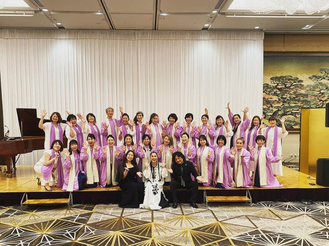 TiAのインスタグラム：「祇園祭真っ最中だった京都💜 動画は、リハーサルと終了後のTiA's Choirの笑顔の皆さん⭐️  京都ヴォイスセレクション　vol.2 🎤TiA's Night @rihgaroyalhotelkyoto リーガロイヤルホテルさん素敵な会場にてTiAディナーショーをさせていただきました。2023.07.13  お越しくださった皆様、心より感謝いたします。🙇‍♀️💜  立ち上がって踊ったり歌ったり、 久しぶりにこのようなステージができて嬉しかったです。  最高に盛り上げてくれた関東&関西&岡山やカナダからのTiA's Choirメンバーの皆様、ありがとうございました！  ピアノサポートは土井あかねさん　@doiakane_official  サックスサポートは　@takayuki__nishimura さん。 音楽の呼吸を共にしてくれてありがとうございます。  主催　@mc.katsura いつもありがとうございます。💜  #ディナーショー #リーガロイヤルホテル京都　#ゴスペル #gospel」