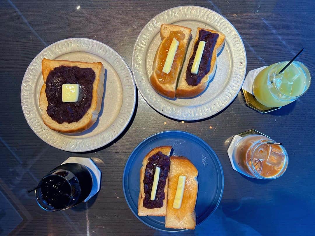 中村愛さんのインスタグラム写真 - (中村愛Instagram)「🍞♡ ・ ・ ・ 名古屋にいます🤭 名古屋の朝といえば #モーニング という文化。  朝から3人で🤭🤭🤭 食べすぎやろ笑笑  オシャレすぎるカフェでした‼️お邪魔しました🙏 #cafetoland  #大須カフェ」8月21日 13時29分 - nakamuramura_ai