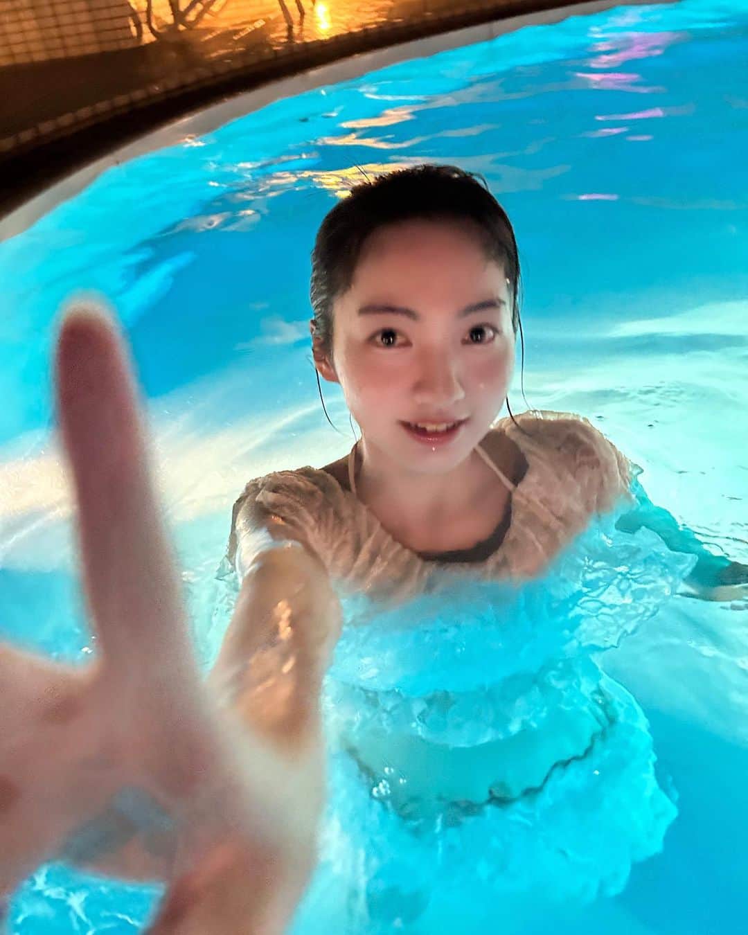 山本紗衣さんのインスタグラム写真 - (山本紗衣Instagram)「＊ プライベートナイトプール🩵 貸し切りで贅沢な時間を過ごしてきちゃいました✨ ずっとプール行きたいって思ってたから やっと叶って大満足🥳 残り少ない夏休みにまた一つ思い出が増えました🥽👙 ・ ・ ・ #ナイトプール #夏休み #水着 #allwhite #swimwear #swimming #nightpool #贅沢な時間 #fjkの素敵な思い出 #山本紗衣」8月21日 18時30分 - sai_ymmt