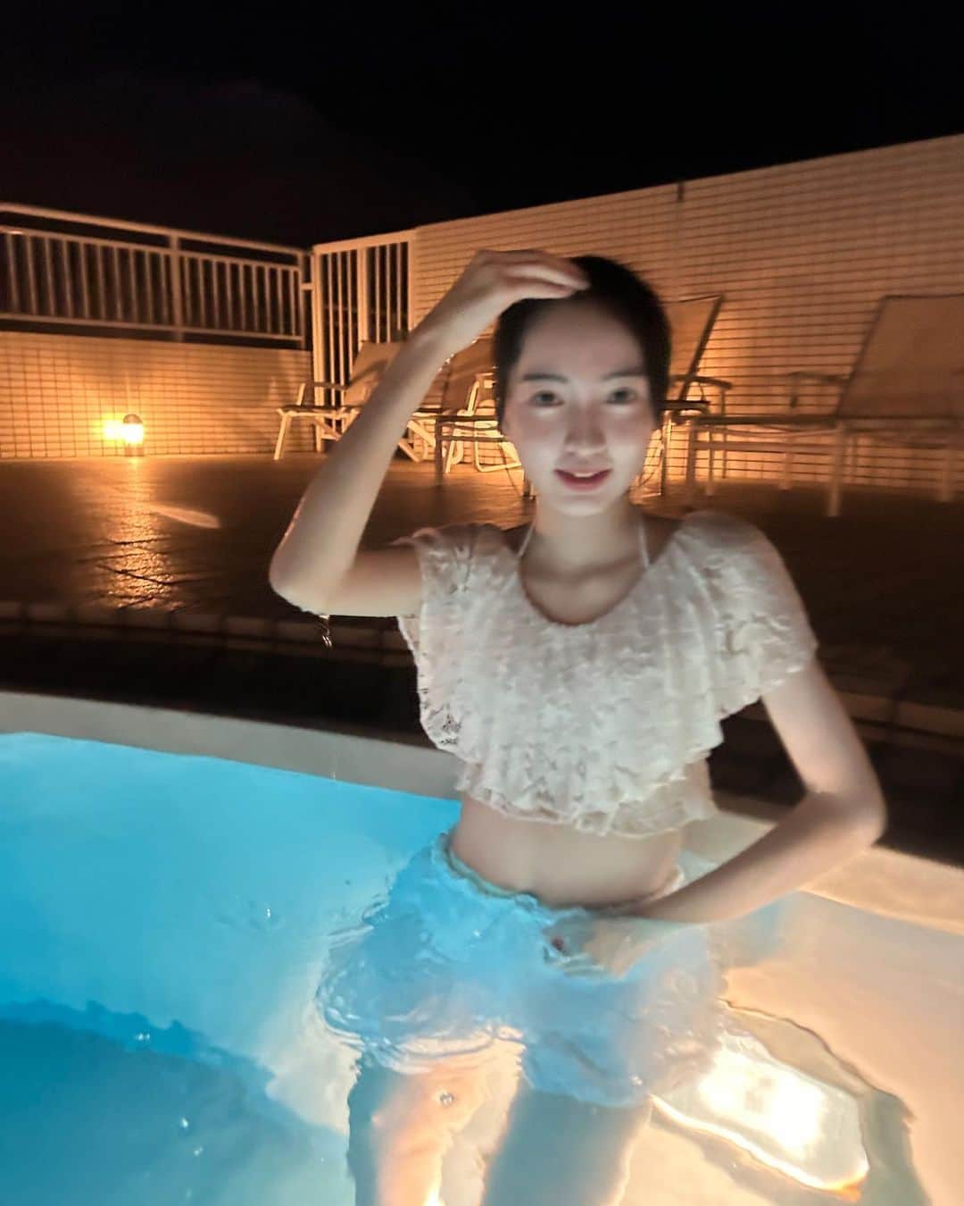山本紗衣さんのインスタグラム写真 - (山本紗衣Instagram)「＊ プライベートナイトプール🩵 貸し切りで贅沢な時間を過ごしてきちゃいました✨ ずっとプール行きたいって思ってたから やっと叶って大満足🥳 残り少ない夏休みにまた一つ思い出が増えました🥽👙 ・ ・ ・ #ナイトプール #夏休み #水着 #allwhite #swimwear #swimming #nightpool #贅沢な時間 #fjkの素敵な思い出 #山本紗衣」8月21日 18時30分 - sai_ymmt