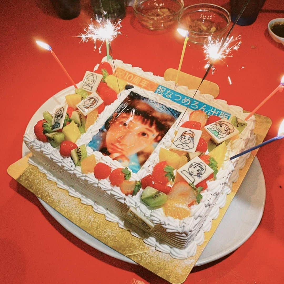 三戸なつめのインスタグラム：「昨日の楽し嬉しかった夜🎂 チームなつめろんの皆さんと打ち上げしてたところ、最後の最後にサプライズが🫨💕！ 大好きなみなさまに10周年＆なつめろん出版のお祝いをしていただいてしまっちゃったりしたゃったりしましてひゃーーーー😭💓 他のお客さんがお誕生日なのかなぁってパチパチしてたらわたしのとこに来た！！😂🎂 大好きなみんなと一緒に本を作れたことが幸せだったのに、また幸せをいただいてしまった、、、。 特大の謝謝🙏✨！ほんとありがとうございます！ みんなで作ったなつめろんをたくさんの方に見ていただけるように精進するぞい🔥🔥 イベントも楽しむぞいー🫨💕  #mito_natsume」