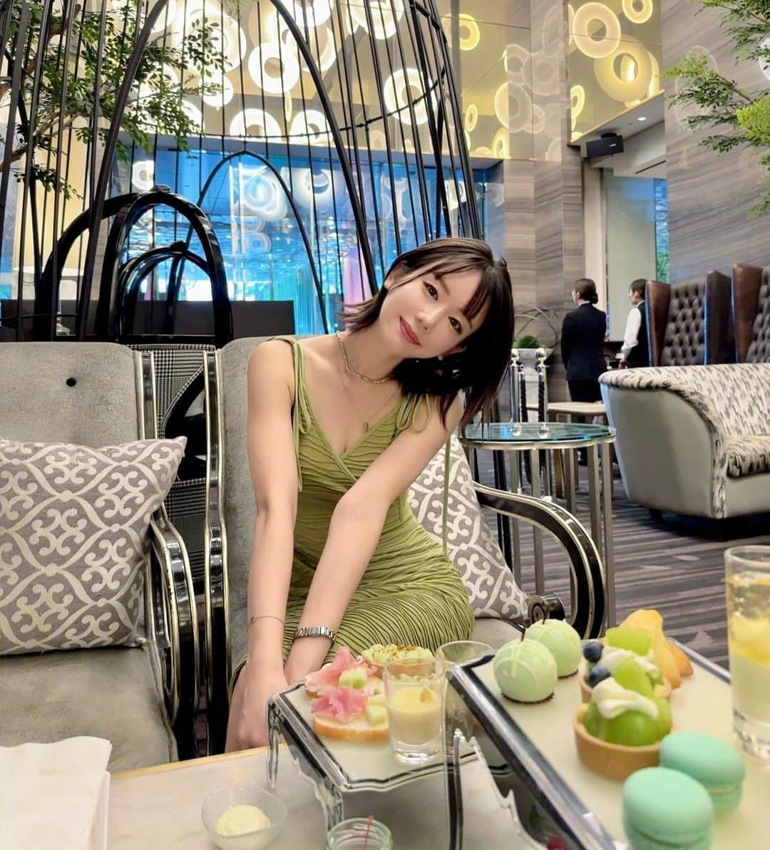 新唯のインスタグラム：「メロンと桃を食べた時の🍈🍑 このワンピSHEINで買ったけど鬼かわいかった🙆‍♀️  #ストリングス表参道 #メロンアフタヌンティー #桃パフェ #あらたゆい #新唯」