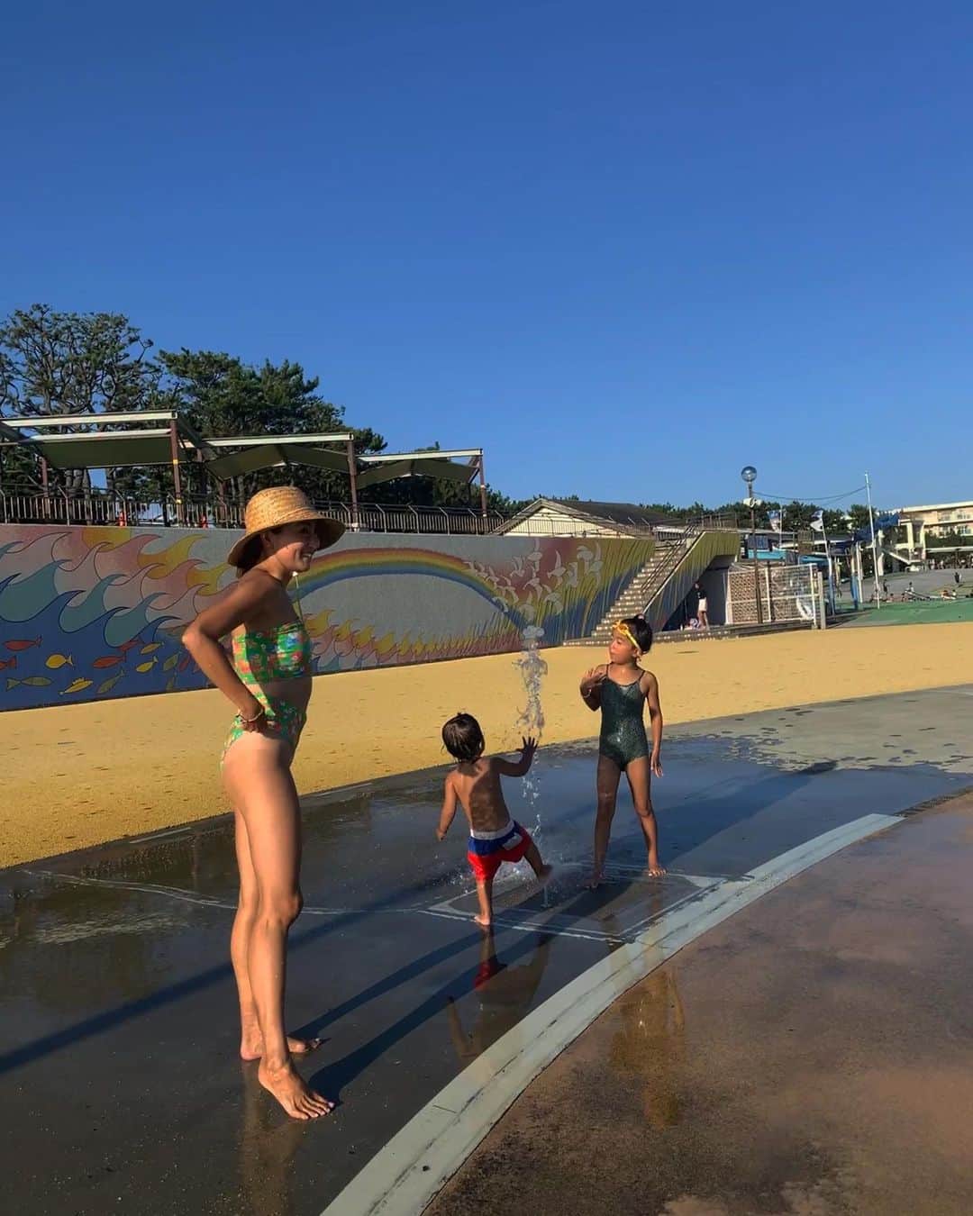 堀舞紀のインスタグラム：「🐠🌞  夏休み後半戦🍧  夏休みの週末なんて 息もつけぬほどの忙しさで🌀  お祭り4軒ハシゴ🪜… お稽古も川遊びも組み込んで 1年でいっっっちばん 楽しくて 忙しくて シアワセな毎日を 送っております😂  みなさん！！ 今年は暑いですが お元気ですか？？？🌞〜  夏の湘南は特別に 夏休みを9月末までにしてくれませんか…🙄  そんなこんなで瞬く間に過ぎゆく日々。子供達ものびのびすくすく 成長しています🤭  みんな、 宿題は終わったかな？？  ✏️〜ッッ  #ズーーーーット夏ならいいのにね #子育て記録 #母親服装 #僕らの夏休み2023」