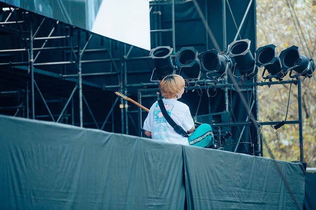 石原慎也のインスタグラム：「MONSTERbaSH2023 暑すぎて息ができなかった！🧌 みんなもこの夏気をつけてライブ楽しんで！！  photo by toya  @__tpwbo」