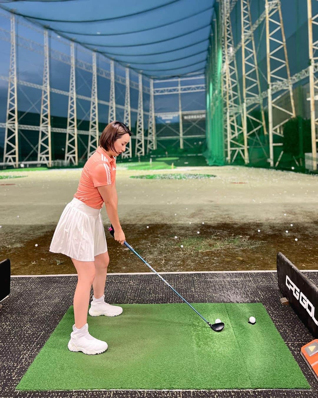 西野沙瑛さんのインスタグラム写真 - (西野沙瑛Instagram)「⛳️⛳️⛳️ @adidasgolf の新作シューズ【コードカオスレースレス】を 早速履いてみたよ😎👟  まず、見た目かっこよすぎる！！ 私がゴルフを始めた頃のゴルフシューズからは想像がつかないくらい 進化してる🪽  そして靴紐もダイヤル式クロージャーもない斬新なデザインだけど、 全体的に包まれている感じで、スイングしても走っても 全くぶれなくて感動した！！  来週のラウンドでも試してみようと思います😉  #ゴルフ女子 #ゴルフ男子 #ゴルフコーデ #スポーツ女子  #ゴルフウェア #スポーツ #golf #골프 #골프스타그램 #골프장 #라운드 #골프스윙 #골프사랑 #골프레슨 #아이언샷 #스크린골프  #golfstagram #golfswing #girlsgolf #golfer #ママゴルファー #サヨナラクツヒモ #giftedbyadidas #codechaos」8月21日 19時21分 - sae_golf