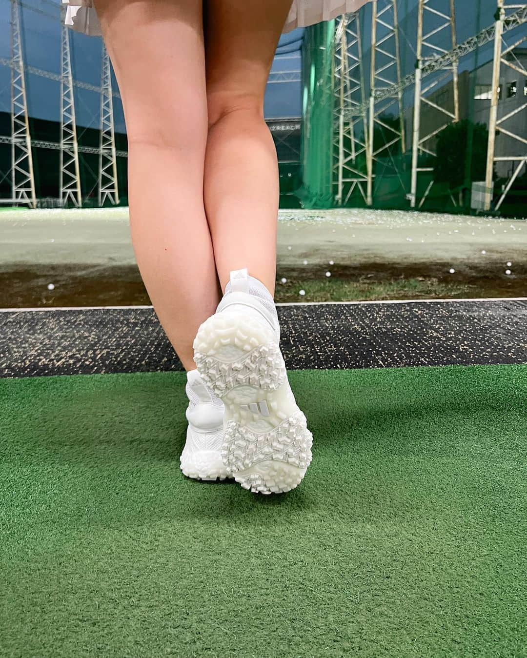 西野沙瑛さんのインスタグラム写真 - (西野沙瑛Instagram)「⛳️⛳️⛳️ @adidasgolf の新作シューズ【コードカオスレースレス】を 早速履いてみたよ😎👟  まず、見た目かっこよすぎる！！ 私がゴルフを始めた頃のゴルフシューズからは想像がつかないくらい 進化してる🪽  そして靴紐もダイヤル式クロージャーもない斬新なデザインだけど、 全体的に包まれている感じで、スイングしても走っても 全くぶれなくて感動した！！  来週のラウンドでも試してみようと思います😉  #ゴルフ女子 #ゴルフ男子 #ゴルフコーデ #スポーツ女子  #ゴルフウェア #スポーツ #golf #골프 #골프스타그램 #골프장 #라운드 #골프스윙 #골프사랑 #골프레슨 #아이언샷 #스크린골프  #golfstagram #golfswing #girlsgolf #golfer #ママゴルファー #サヨナラクツヒモ #giftedbyadidas #codechaos」8月21日 19時21分 - sae_golf