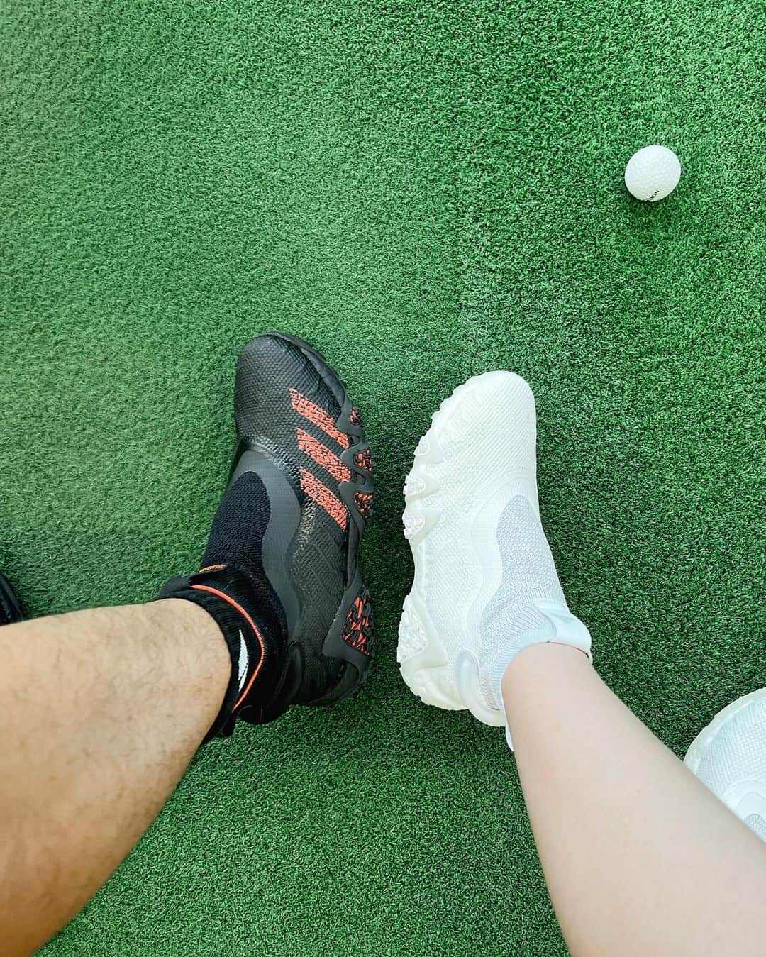 西野沙瑛さんのインスタグラム写真 - (西野沙瑛Instagram)「⛳️⛳️⛳️ @adidasgolf の新作シューズ【コードカオスレースレス】を 早速履いてみたよ😎👟  まず、見た目かっこよすぎる！！ 私がゴルフを始めた頃のゴルフシューズからは想像がつかないくらい 進化してる🪽  そして靴紐もダイヤル式クロージャーもない斬新なデザインだけど、 全体的に包まれている感じで、スイングしても走っても 全くぶれなくて感動した！！  来週のラウンドでも試してみようと思います😉  #ゴルフ女子 #ゴルフ男子 #ゴルフコーデ #スポーツ女子  #ゴルフウェア #スポーツ #golf #골프 #골프스타그램 #골프장 #라운드 #골프스윙 #골프사랑 #골프레슨 #아이언샷 #스크린골프  #golfstagram #golfswing #girlsgolf #golfer #ママゴルファー #サヨナラクツヒモ #giftedbyadidas #codechaos」8月21日 19時21分 - sae_golf