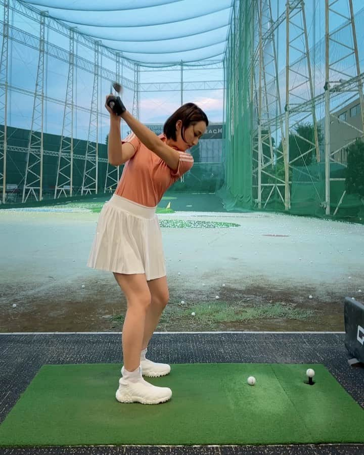 西野沙瑛のインスタグラム：「⛳️⛳️⛳️ @adidasgolf の新作シューズ【コードカオスレースレス】を 早速履いてみたよ😎👟  まず、見た目かっこよすぎる！！ 私がゴルフを始めた頃のゴルフシューズからは想像がつかないくらい 進化してる🪽  そして靴紐もダイヤル式クロージャーもない斬新なデザインだけど、 全体的に包まれている感じで、スイングしても走っても 全くぶれなくて感動した！！  来週のラウンドでも試してみようと思います😉  #ゴルフ女子 #ゴルフ男子 #ゴルフコーデ #スポーツ女子  #ゴルフウェア #スポーツ #golf #골프 #골프스타그램 #골프장 #라운드 #골프스윙 #골프사랑 #골프레슨 #아이언샷 #스크린골프  #golfstagram #golfswing #girlsgolf #golfer #ママゴルファー #サヨナラクツヒモ #giftedbyadidas #codechaos」