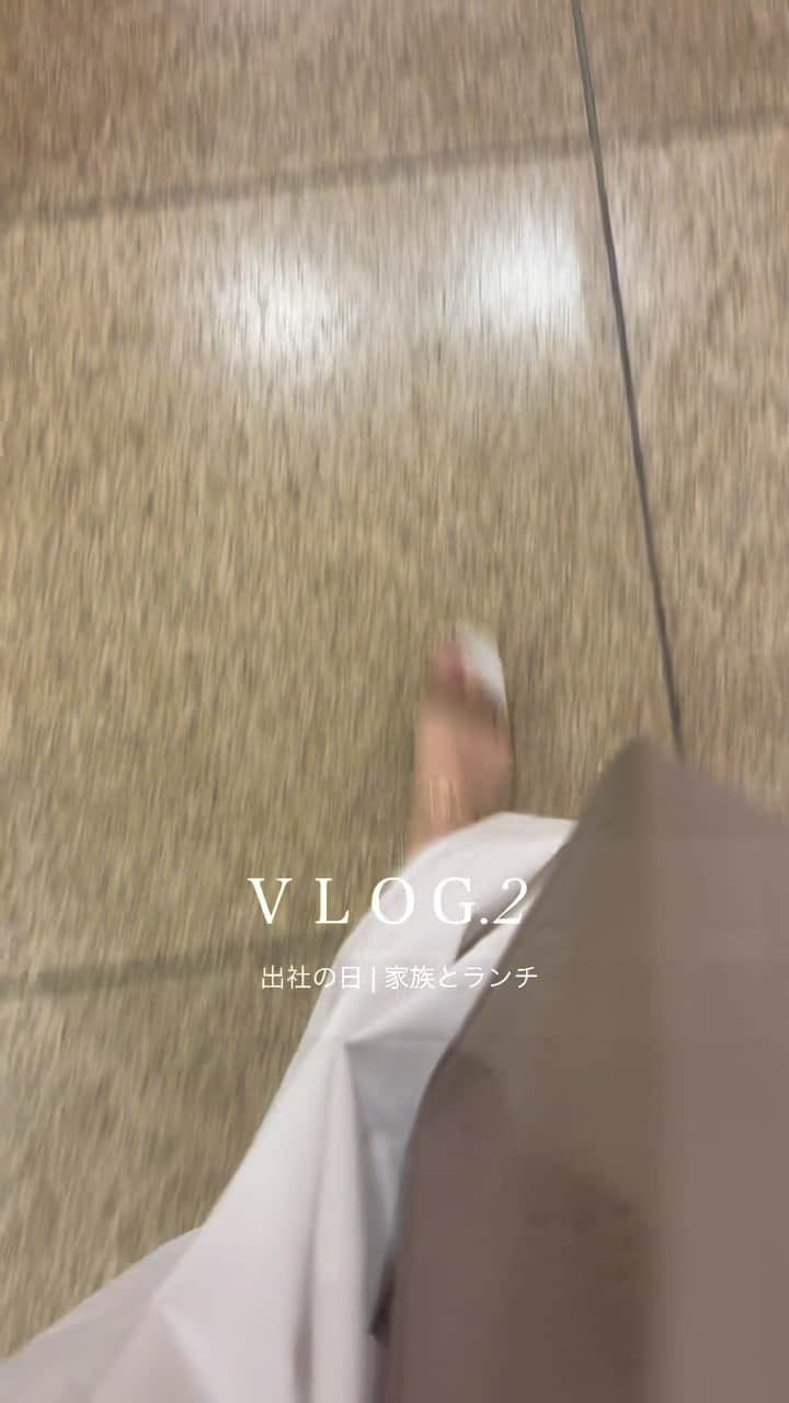 asamiのインスタグラム：「お仕事の日の𝚟𝚕𝚘𝚐♡︎🤍 外回りのない日はサンダルやスニーカー、 カジュアルな格好で出社しています😌 ジャケットとパンプスは急なハプニング用で ロッカーにも置いています🧥 _ 家族が横浜から近くまで遊びに来ていたので お昼休憩+時間休を頂いて お鮨ランチ🍣気になっていたアート展を覗いて (気になるアーティストの方の作品があったので後日ゆっくりと来ました😌) この日は贅沢に紀伊國屋でお菓子を調達🍪 出費が嵩むのでスタバを我慢しないとなと思いつつ モバイルオーダーが便利すぎてやめられない🫠 _ 𝚍𝚛𝚎𝚜𝚜  #uniqlo  𝚂𝚊𝚗𝚍𝚊𝚕 #diana」