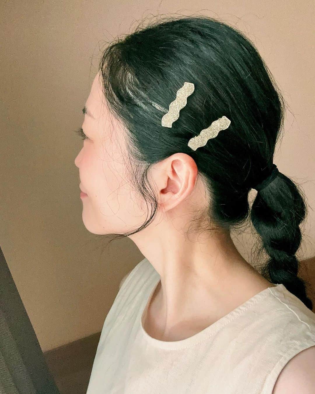 上野まなのインスタグラム：「#ヘアピン 最近のあたいのお気に入り🤍☺️ #ポニーテール女子  #ポニテみつあみ  #くせ毛 #ロングヘア #黒髪ロング #黒髪 #切ろうか悩み中 #パーマしようか悩み中  #10年以上染めてないよ #白髪ほとんどないのが取り柄 #今の所は😅」