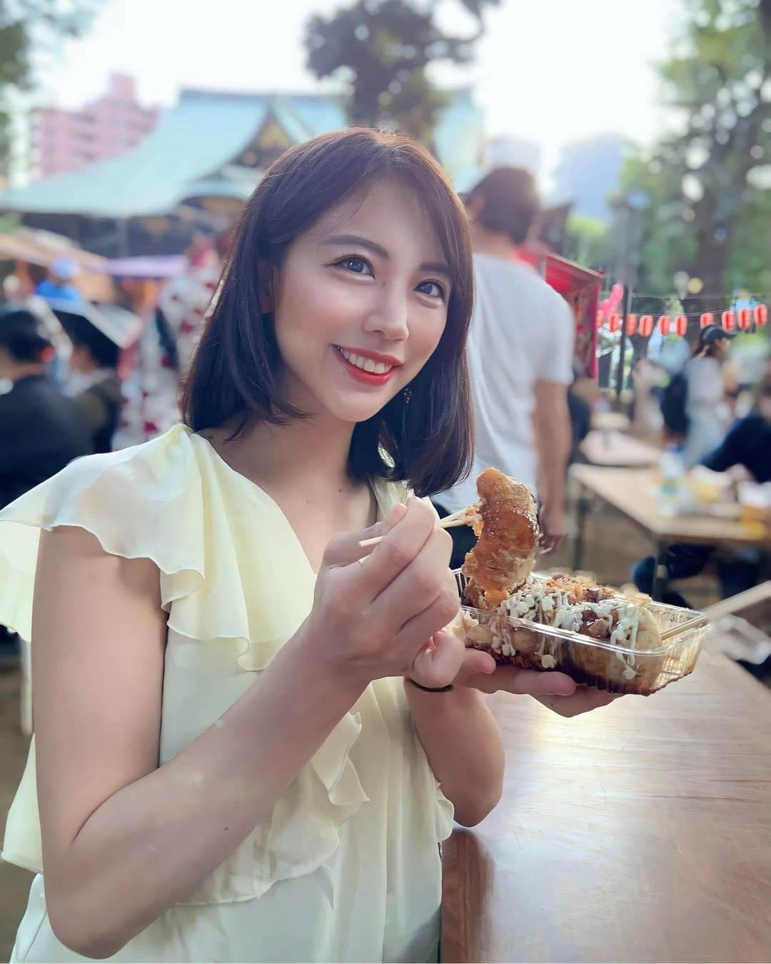 吉田早織のインスタグラム：「お祭りの屋台て高いけど特別感あるよね🍻🍻🍻  たこ焼き食べた！！  #夏祭り#夏#summer#夏休み  #follow#followme#インフルエンサー#followforfollowback#いいね返し#likeforlikes #like4likes #follow4followback」