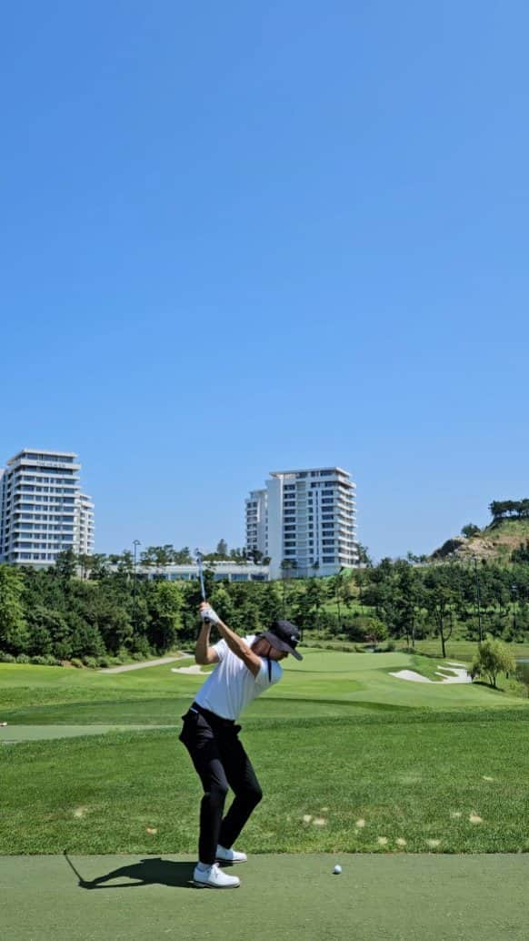 カン・ミニョクのインスタグラム：「Good shot. 오랜만에 골프 ⛳️ 😎  #peltgolf #taylormadegolf #footjoyshoes #아일랜드cc #theheavenresort」