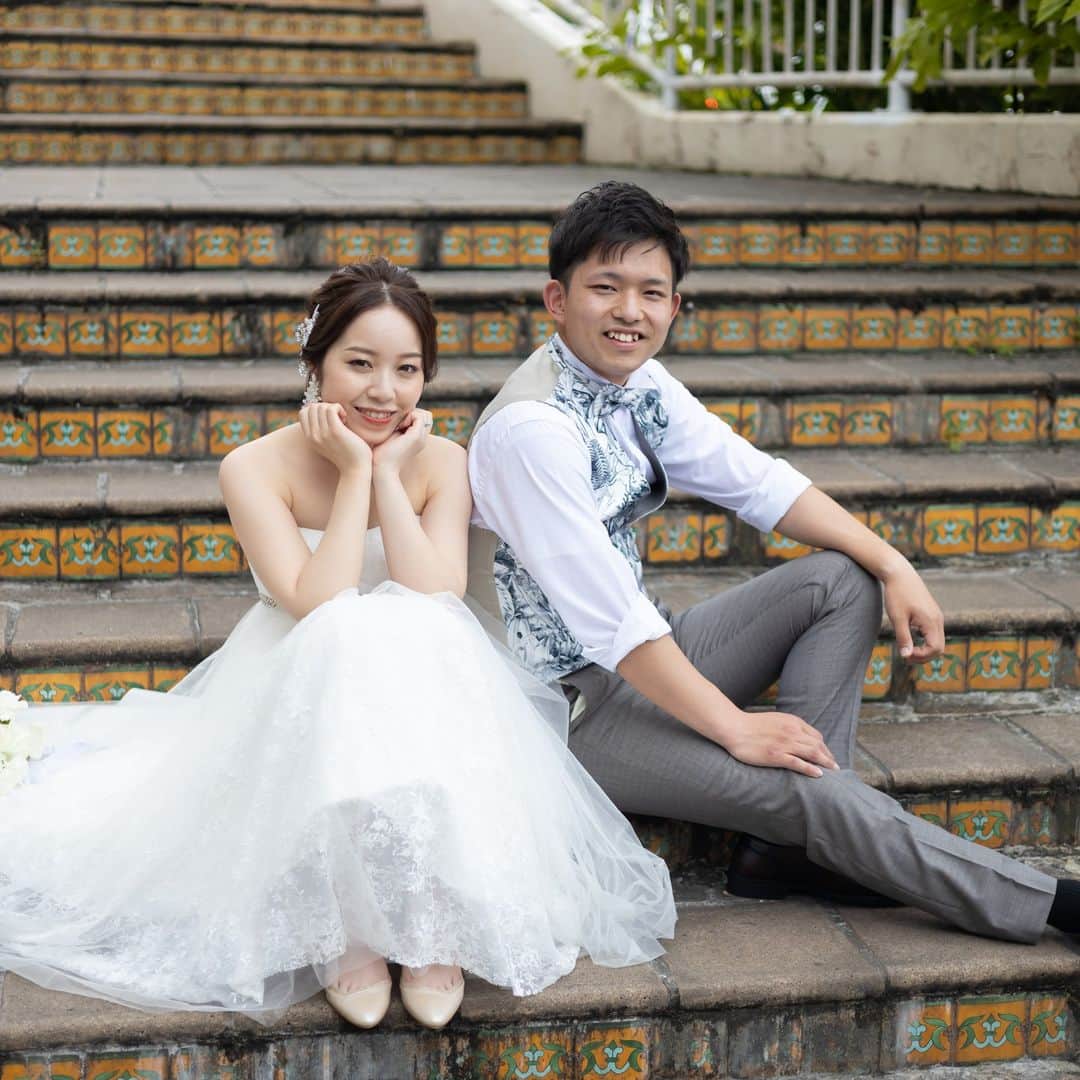 Watabe Weddingのインスタグラム：「挙式の後のタウンフォトはレトロ模様の階で座ってポーズ！  Chapel : Blue Aster Photo : J&K PHOTOGTAPHY Hair & Make up : Aika  #guam #wedding #weddingphotography #resortwedding #instapic #instagram #watabewedding #guamwedding #nofilter #picoftheday #love #2023 #2023bride #blueaster #2023夏婚 #ワタベウェディング #グアムウェディング #リゾートウェディング #海外挙式 #ウェディングアイテム #ウエディング #ウエディングドレス #プレ花嫁準備 #ウェディングヘア #おしゃれ花嫁 #ブルーアステール」
