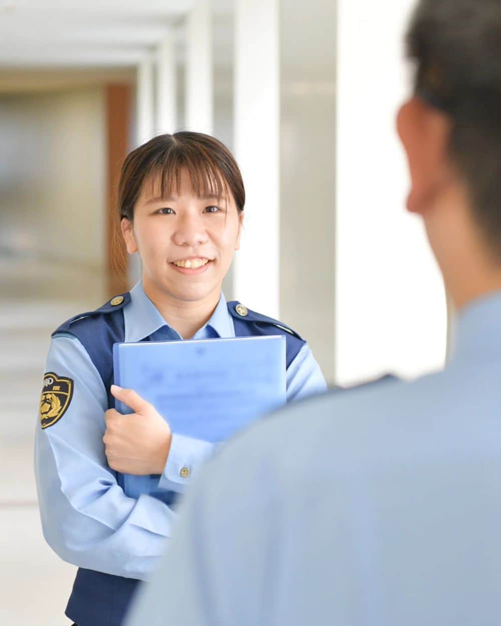 大阪府警察さんのインスタグラム写真 - (大阪府警察Instagram)「【未来に挑め！⑩ / 通信指令室員】 ※「未来に挑め！」シリーズでは、職務に邁進する若手警察官を紹介していきます。  地域部 通信指令室 巡査(25歳) 「警察官になって6年、現在は通信指令室で勤務しています。110番通報が入れば、通報者の心に寄り添いながら、安心感を与えられるよう、普段から心掛けています。これからも府民の声を大切にし、『初動の要』として全力で頑張っていきます。」 趣味 舞台観劇 好きな言葉「雪に耐えて梅花麗し」  ★☆★「110番映像通報システム」をご存じですか？★☆★ 110番通報をした人に対し、その通報に関する映像等をスマートフォンで撮影し、その映像等を通信指令室へ送信していただくようにお願いすることがあります。通報方法については動画を参照してください。安全を十分に確保していただき、110番通報にご協力をよろしくお願いいたします。  #大阪府警察公式 #大阪府警察 #大阪府警 #府警 #警察 #警察官 #女性警察官 #おまわりさん #通信指令室 #110番通報 #初動の要 #雪に耐えて梅花麗し #未来に挑め #110番映像通報システム」8月21日 13時58分 - fukei_koho