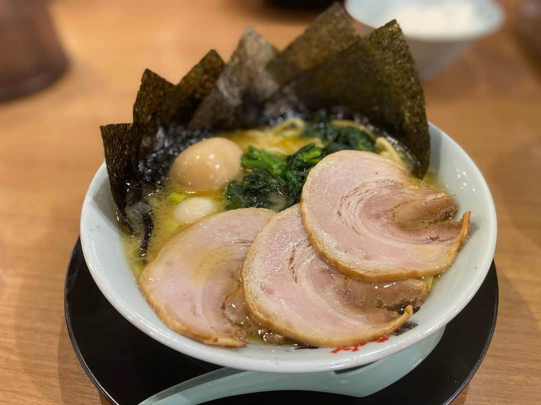 大沢文也のインスタグラム：「昨日、由比ヶ浜の前の町田商店に行ったら店員さんがチャーシューに玉子にノリに全乗せでサービスしてくれた❗️😳  頑張って下さいって。  こうゆうのメチャクチャ嬉しい🫣  町田商店の店員さんありがとうございます！  #町田商店 #家系ラーメン #拉麺 #ラーメン #🍜」