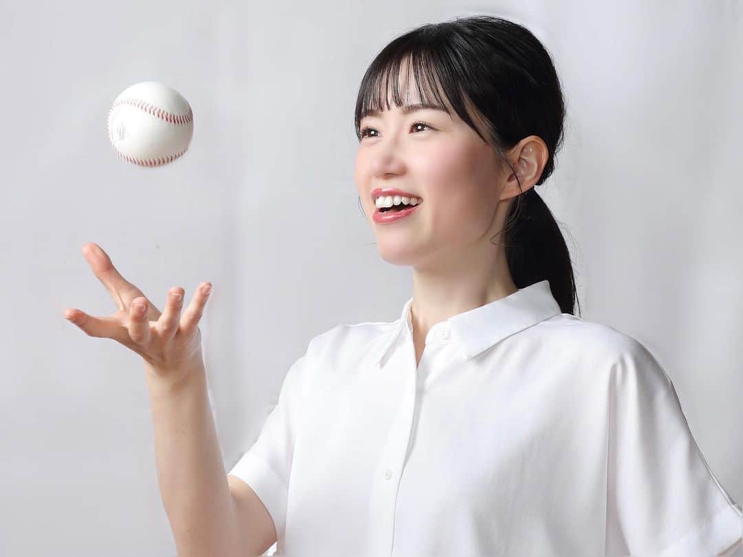 服部未佳のインスタグラム：「光星の皆さん⚾️ ベスト8おめでとうございます✨ 素晴らしいプレーをたくさん見せてくれて ありがとうの気持ちでいっぱいです。 現地へは行けなかったけど こんなに熱く応援できて とっても幸せでした！😊❤️‍🔥  光星151人家族（©︎中澤くん）を始め 青森の球児の皆さん！ 最高の夏をありがとうございました。 よき高校野球人生だったので 記念写真のせておきます😙 ※球児の写真が無くて、服部の写真でごめんなさい🙇🏻‍♀️  今日18時15分から ハレのち県内ニュースでは 光星ラストミーティングの様子をお届けします。 大熊記者の取材です。ぜひご覧ください☺️  #高校野球 #夏 #甲子園 #青森大会  #八戸学院光星 #光星 #八戸 #青森  #服部未佳 #アナウンサー」