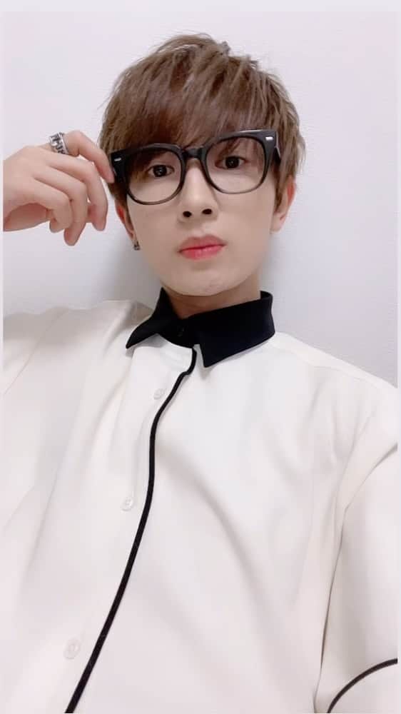 天野眞隆（ナオピー）のインスタグラム：「🤓👓  #reels #雰囲気 #雰囲気推してください #nissy #nissymeetsyou」