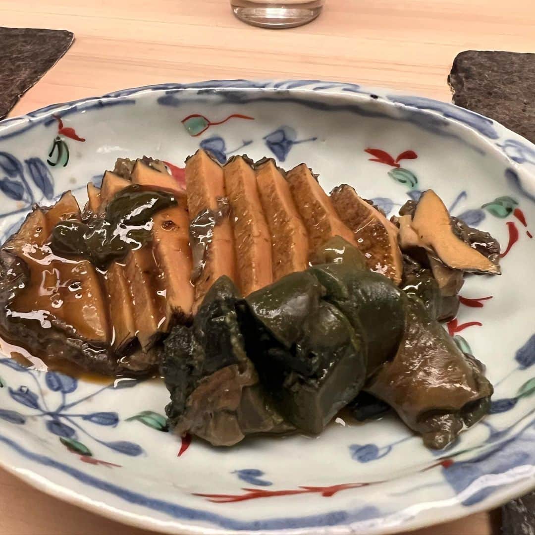 Masayasu Moritaさんのインスタグラム写真 - (Masayasu MoritaInstagram)「宮わきさん、その日に取れる席があり、素材は日本有数の仕入れ網を持つ、ワインのセレクションも素晴らしく。#宮わき さんと言えば鰻ですが、今日は#鮑と赤。  #もりたま飯 #foodie #foodgasm #foodphotography #foodstagram #美食 #グルメ #instaeats #instafood # #instafoodie #toptokyorestaurants #tokyogourmet #wheretoeattokyo #tokyorestaurants #japanesefood #鮑 #lachaux #arnouxlachaux #wine」8月21日 13時52分 - masayasumorita