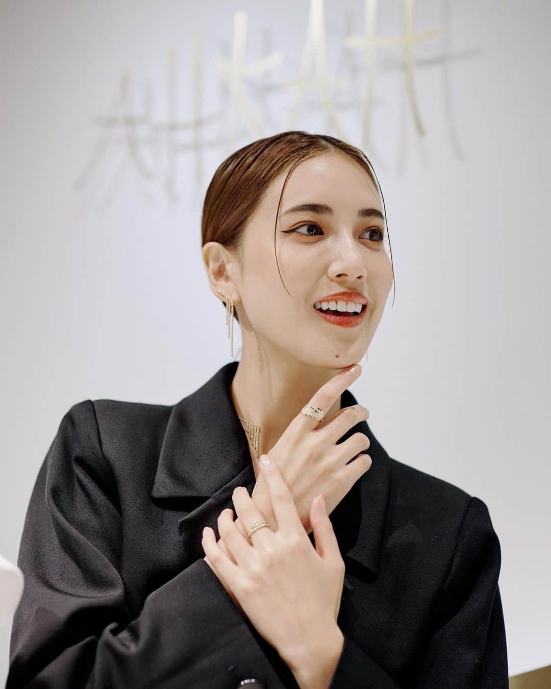藤井夏恋のインスタグラム：「AHKAH signature POP-UP SHOP “resonance” 💎💍🩵  大阪"阪急うめだ本店"にて開催されている、 AHKAHの期間限定ショップにて新作コレクションを体感してきました✨  「AHKAH signature / アーカー シグネチャー」を代表するジュエリーとなった“シャンデリア”。艶やかな美しい光と影で空間を彩るシャンデリアから着想を得た同シリーズに、ダイヤモンドの煌めきや地金の造形美を存分に楽しめる、モダンでリュクスに進化したデザインがとても魅力的でした。✨  #AHKAH #アーカー #AHKAHAD @ahkah_official」