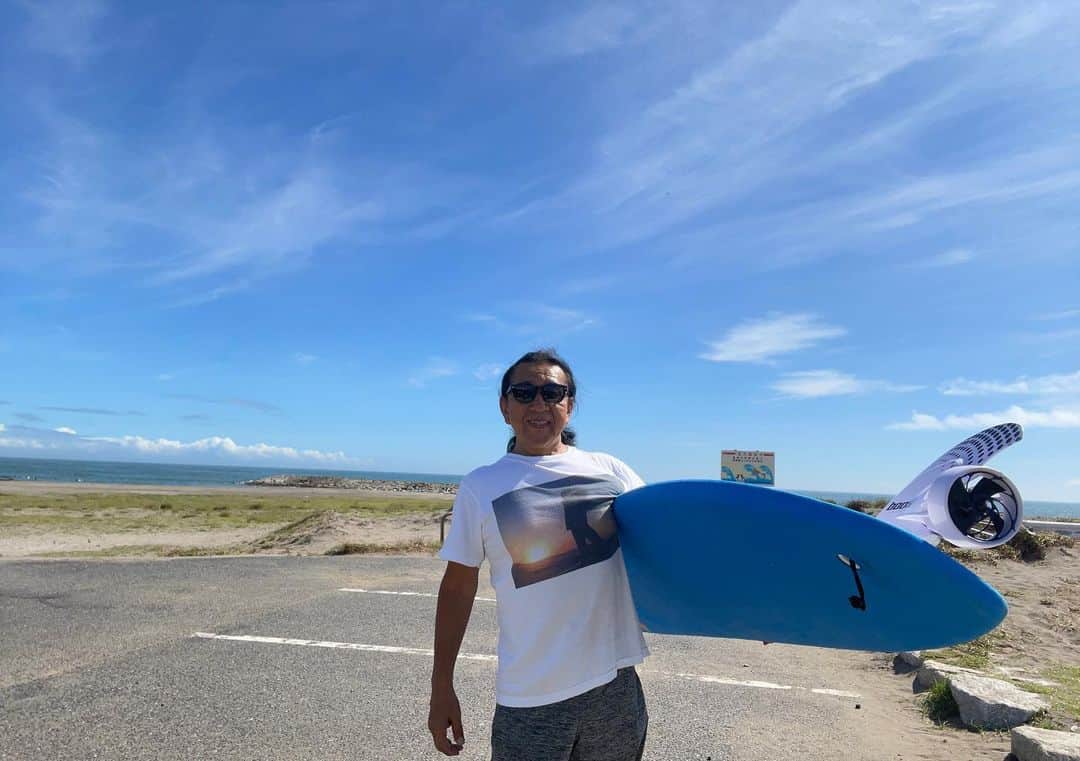 Ken Harakumaのインスタグラム：「インドから帰国後の海は最高❣️ 🏄🏄🏄 🌿🌿🌿 明日からIYC表参道スタジオクラス始まりまーす❣️ スケジュールはInstagramトッププロフィールのlit.linkページからケンハラクマスケジュールカレンダーをご覧下さい🙏 @international_yoga_center  #サーフィン  #田舎  #自然  #カントリーハウス  #surfing  #ヨガ  #瞑想  #ケンハラクマ #IYC千葉ハウス」