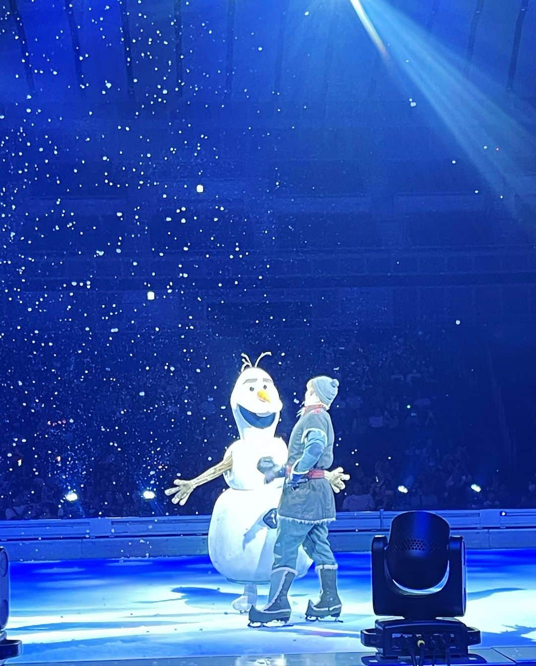 アンミカさんのインスタグラム写真 - (アンミカInstagram)「ウォルト・ディズニー・カンパニーが創立100周年を迎える特別な年のディズニーオンアイスへ🧊⛸️✨  マジックモービルに乗ったミッキー、ミニー、ドナルド、グーフィーと一緒に、『アナと雪の女王』『アラジン』『ライオン・キング』『モアナと伝説の海』など、愛されるディズニー作品の世界へと旅へ‼️  数々のアクロバット演出や、華やかな衣装と色鮮やかな舞台演出で、会場は魔法に包まれました〜🪄  しかも、『メリー・ポピンズ　リターンズ』『トイ・ストーリー４』も初登場！  フィナーレではミッキー、ミニー、ドナルド、グーフィーが“ディズニー100”の特別なプラチナの衣装を身にまとって登場し、ここでしか見れない、貴重なあり得ない共演に大歓声！！！！  記念年ならではのショーを楽しみました🎵老若男女で楽しめます♪ 埼玉公演もこれからありますよ！ @disney  #ディズニーオンアイス」8月21日 13時57分 - ahnmikaofficial