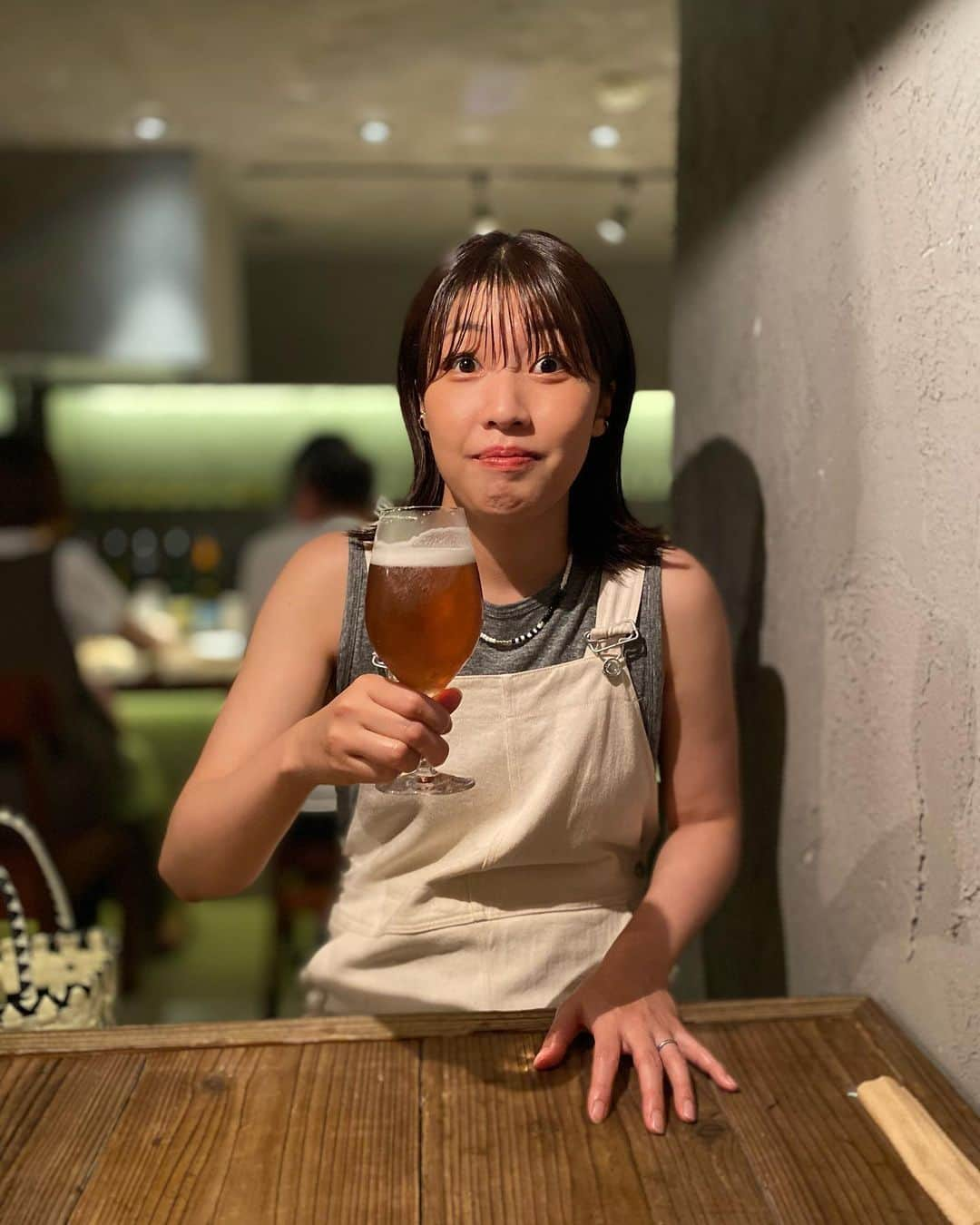 室岡里美さんのインスタグラム写真 - (室岡里美Instagram)「⁂  暑い日のビール、たまらない…。  キンキンのビールと辛いモノ、なんて最高。  あっという間に終わってしまう北海道の夏。 ただ今週の道内は猛暑日のところも出てきます。 私もビールだけでなく、水分しっかり補給します！  皆さんも熱中症、お気をつけ下さいね。  #HTB #イチモニ #北海道の夏 #キンキンのビール #染み渡る #アナウンサー #室岡里美」8月21日 14時00分 - htb_satomimurooka