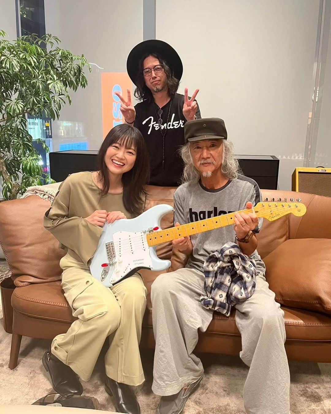 弓木英梨乃のインスタグラム：「. 20 August 2023 「Fender Flagship Tokyo Special Event with Char and Erino Yumiki」  初めてCharさんのライブを見に行ったのは15歳のときでした。まさかこんな日がやってくるなんて想像もしていませんでした。生涯忘れない財産です。  @fender_jp  @char_official  @joeyokomizo_official」