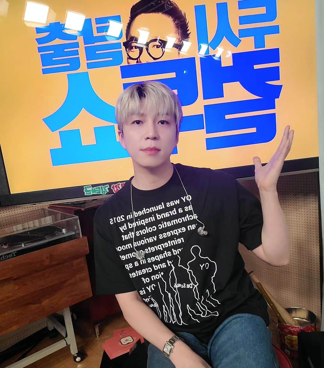 スヒョンのインスタグラム：「발을 모아서 쫙 펴준다  그리고 사진을 찍는다 잘나온다?🤔 컬투쇼 녹음 완. 토요일 본방사수 부탁드립니다 월요일 화이팅💗」