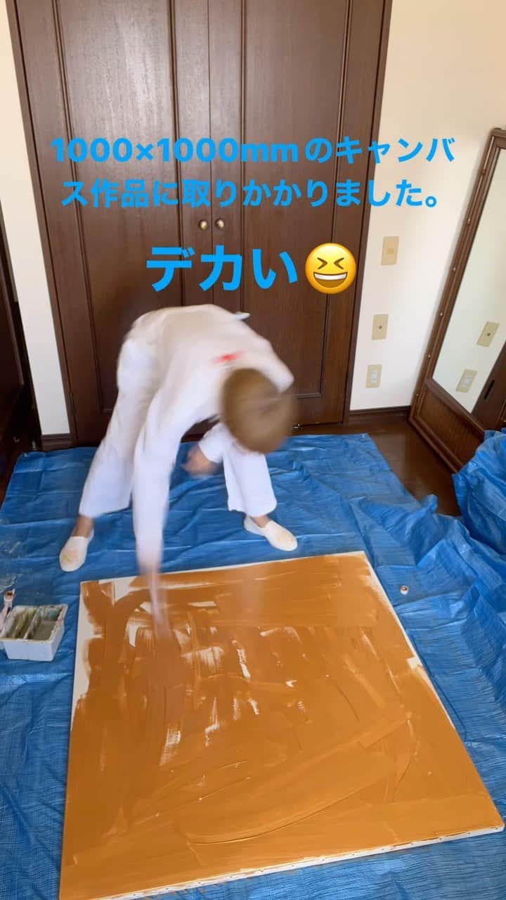 松尾たいこのインスタグラム：「《個展でお披露目予定》大作に取りかかりましたー😆  下地を塗るだけで一苦労😅  来てね！👇 松尾たいこアート展「私の色を探して」  2023/9/20(土)～26(火) 時間：連日午前10時～午後6時まで開催 ※最終日は午後4時まで 会場： 玉川高島屋　本館5階　アートサロン  絵画作品30点＋陶芸作品20点を展示販売予定。 絵画作品は、全て描き下ろしの新作です✌️  ※私の作品への質問やお問い合わせはお気軽に⠀ ⠀ 「見えないけれど　つながっている」⠀ 「会えないからこそ　いとおしい」⠀ 森羅万象・花鳥風月・四元素(五元素)・二十四節気など日本をテーマに作品を作っています。⠀ この絵の中にもつながりを。⠀ ⠀ #japaneseartist #liveintokyo #myartwork #acrylicpainting #lovejapan #modernartist #contemporarypainting #contemporaryartist ⠀ #colorfulartwork⠀ #kawaii #arigato⠀ #happycreativelife #staycolorfullycreative⠀ #loveny #lovehongkong #lovetaiwan #lovesingapore #lovekorea⠀ ⠀ #現代アート #現代美術 #現代アーティスト #森羅万象 #五行思想 #八百万の神 #花鳥風月 ⠀ #神社好きな人と繋がりたい⠀ @holbein_art ⠀ @holbeinartistmaterials」