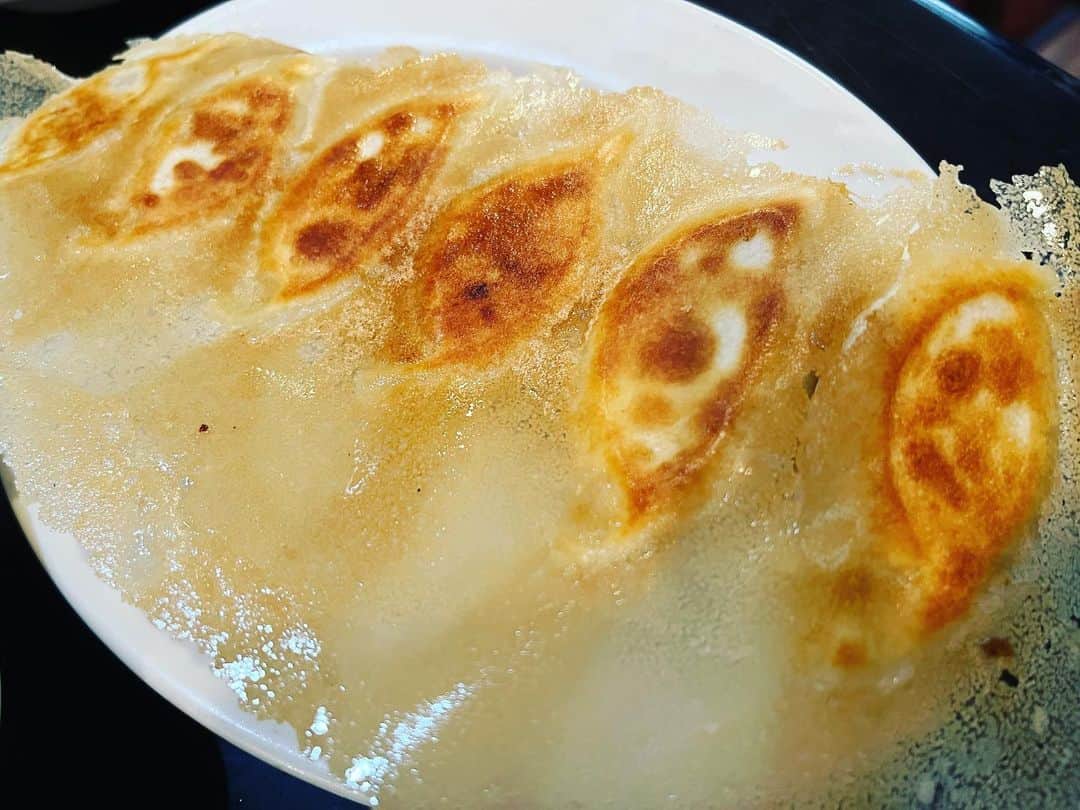 やまだひさしのインスタグラム：「羽根つき餃子 蒲田名物、名店揃い。 濃厚な肉汁を余す事なく堪能するには上顎の皮をくれてやるくらいの犠牲を払ってひと口で頬張るしかない。 今日も美味い。 が、べろん。。。 #やまだひさし #ラジオ #DJ #グルメ #餃子 #大好き」