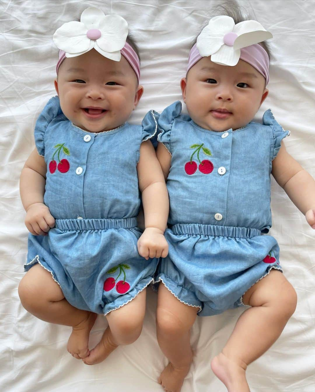 小川ひとみさんのインスタグラム写真 - (小川ひとみInstagram)「My girls🫶 4months🥰 3枚目の動画是非みてください💓  最初の２ヶ月は双子育児の大変さに 何度も心折れそうになったけれど こんな幸せな出来事はないと 感謝すべき事だとは痛いほど分かってた🥹 息子の時のように ただただ可愛いが溢れる育児が出来ないことも歯痒くて 眠気と体力の無さに負けてしまいそうで １日が終わるとホッとするの繰り返し でも今５ヶ月手前になり ぐ〜ん！と育児が楽しくなった🫶 よく寝てくれたり バギーのお散歩も楽しんでくれたり 一緒にゴロゴロするだけでも ご機嫌でいてくれる 意思疎通が出来るから目が合う度に心が溶ける❤️ 毎日お料理も家事も手抜きになってしまったけれど またいつか！挽回するよ🫶 可愛い可愛い娘達 女の子可愛さったら大変だね🤭 @mayako_okuda がくれたお揃いのお洋服にヘアバンド🍒 ありがとう❤️🥰❤️ #twins #双子 #love」8月21日 14時14分 - hitomy220