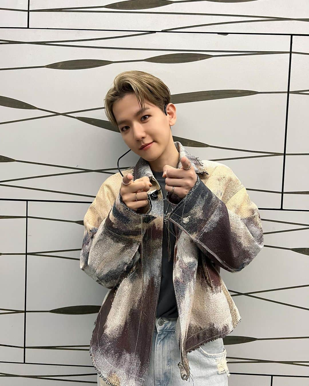 EXOさんのインスタグラム写真 - (EXOInstagram)「🫰🏻🩶  #BAEKHYUN #백현  @baekhyunee_exo  #EXO #엑소 #weareoneEXO #kampfestcdmx」8月21日 14時16分 - weareone.exo