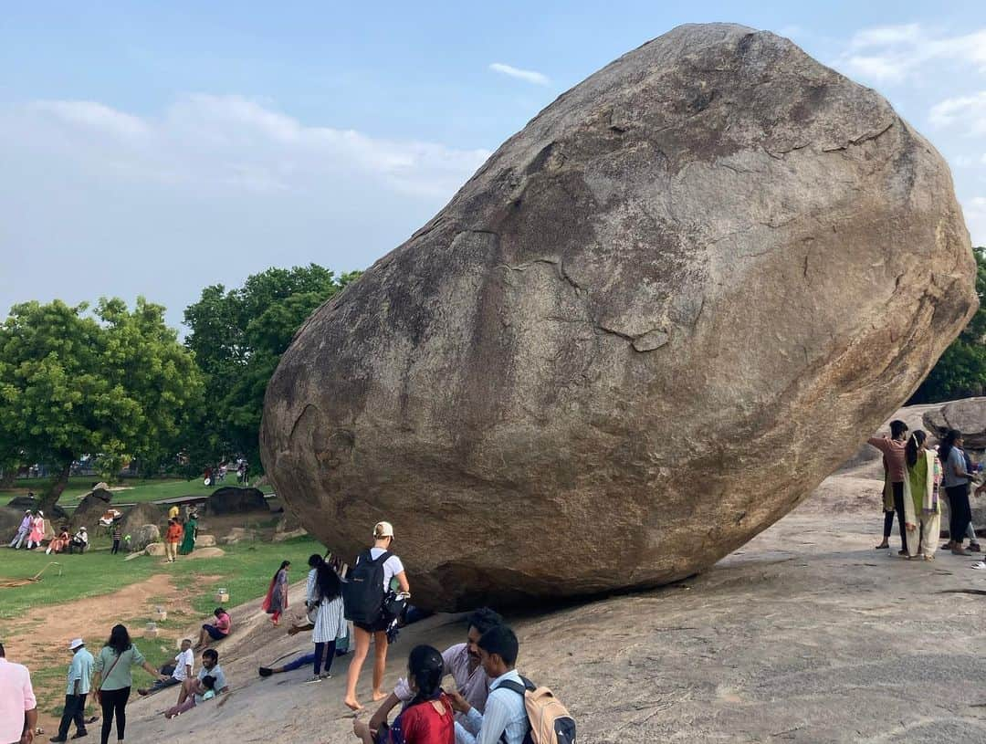 大村 奈央さんのインスタグラム写真 - (大村 奈央Instagram)「インド世界遺産🇮🇳 マハーバリプラムの建造物群 試合会場のすぐ近くにあった世界遺産をぐるっと回って、結局1番好きだったのは世界遺産に登録されてない動かない石（📸2-3） もちろん押してみて、動かないの不思議〜！ #世界遺産 #タミルナードゥ #マハーバリプラム #マハーバリプラムの建造物群 #バターボール #インド #チェンナイ #worldheritage #tamilnadu #mahabalipuram #india #groupofmonumentsatmahabalipuram #travel #worldtraveler #旅 #世界のいろんなこと」8月21日 14時21分 - naoomura