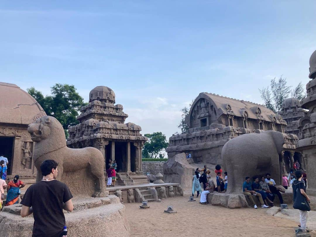 大村 奈央さんのインスタグラム写真 - (大村 奈央Instagram)「インド世界遺産🇮🇳 マハーバリプラムの建造物群 試合会場のすぐ近くにあった世界遺産をぐるっと回って、結局1番好きだったのは世界遺産に登録されてない動かない石（📸2-3） もちろん押してみて、動かないの不思議〜！ #世界遺産 #タミルナードゥ #マハーバリプラム #マハーバリプラムの建造物群 #バターボール #インド #チェンナイ #worldheritage #tamilnadu #mahabalipuram #india #groupofmonumentsatmahabalipuram #travel #worldtraveler #旅 #世界のいろんなこと」8月21日 14時21分 - naoomura